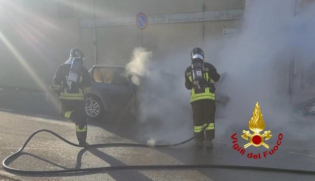 Auto in fiamme a Ittiri: intervento dei Vigili del fuoco