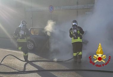 Auto in fiamme a Ittiri: intervento dei Vigili del fuoco