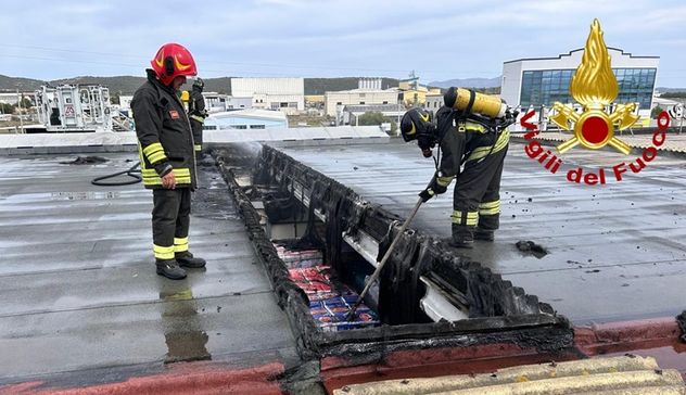 Capannone in fiamme e incidente stradale, interventi del 115 a Olbia