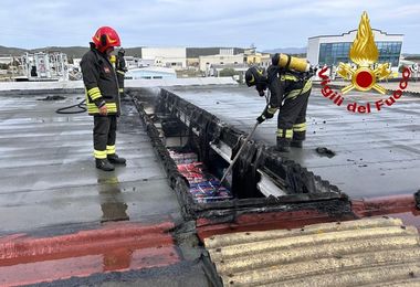 Capannone in fiamme e incidente stradale, interventi del 115 a Olbia