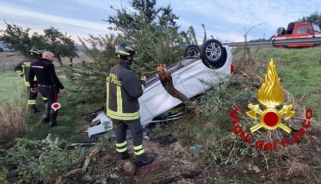 Bono: auto si ribalta e finisce su un albero, il conducente non c'era 