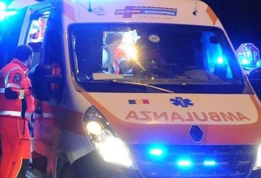 Auto fuori controllo brucia 2 semafori rossi e travolge 7 persone: due morti