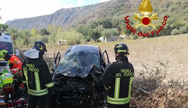 Siniscola. Sfonda il guardrail e finisce in cunetta, grave una donna