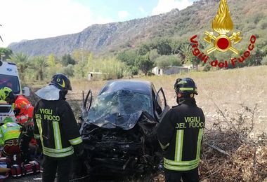 Siniscola. Sfonda il guardrail e finisce in cunetta, grave una donna