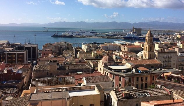 Albero crolla in centro Cagliari, auto distrutta 