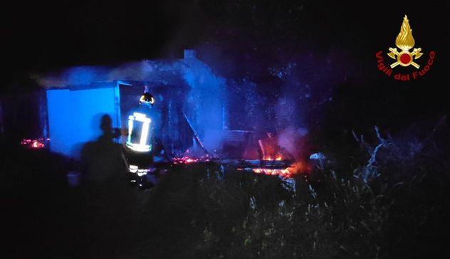 Pollaio in fiamme a Mamoiada, intervengono i Vigili del fuoco