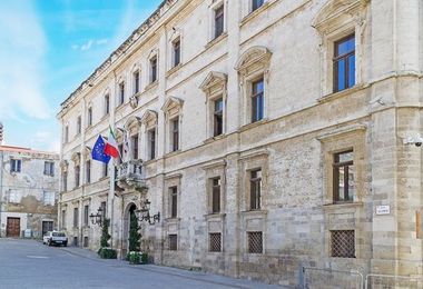 Palazzo Ducale a Sassari si tinge di rosso per dire No alle armi nucleari