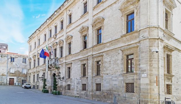 Palazzo Ducale a Sassari si tinge di rosso per dire No alle armi nucleari