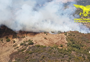 Fiamme a Villacidro, interviene un elicottero del Corpo forestale