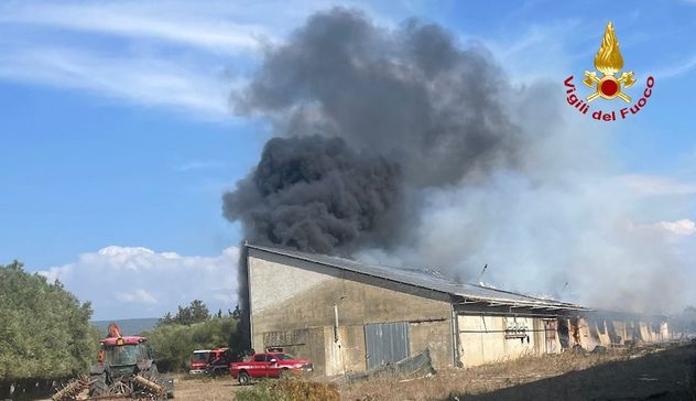 Fiamme in un capannone a San Nicolò d’Arcidano, danni ingenti