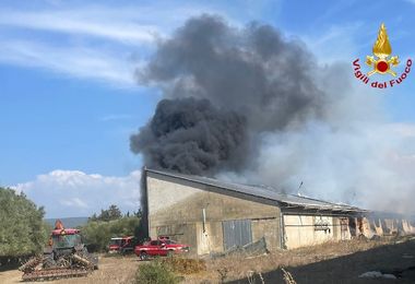 Fiamme in un capannone a San Nicolò d’Arcidano, danni ingenti