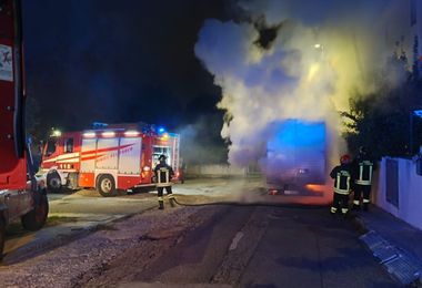 Nuoro. A fuoco furgone di service audio-video: sospetta natura dolosa