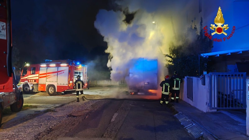 Nuoro. A fuoco furgone di service audio-video: sospetta natura dolosa