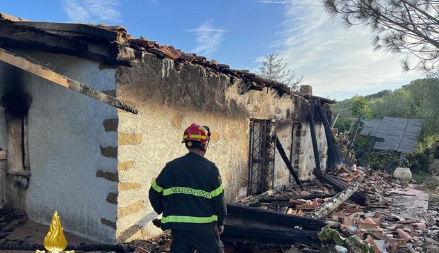 Abitazione distrutta dalle fiamme a Porto Rotondo