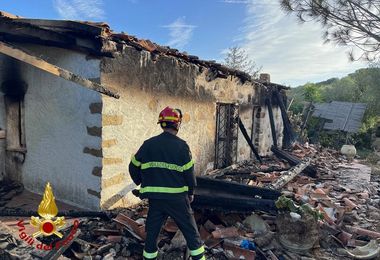 Abitazione distrutta dalle fiamme a Porto Rotondo