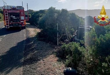 Alghero. Con l’auto esce fuori strada sulla litoranea per Bosa, illeso