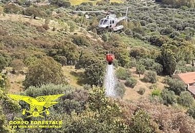 Diciotto incendi oggi in Sardegna. Elicottero in volo a Villacidro