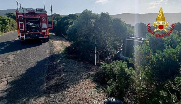 Alghero. Con l’auto esce fuori strada sulla litoranea per Bosa, illeso