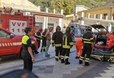 Con l'auto contro un pilastro a Orani: ferito il passeggero