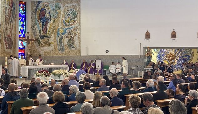 Strage a Nuoro: tre bare bianche e folla commossa ai funerali 