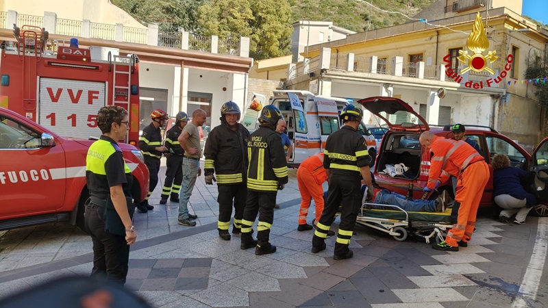 Con l'auto contro un pilastro a Orani: ferito il passeggero