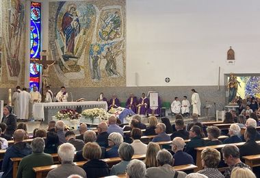 Strage a Nuoro: tre bare bianche e folla commossa ai funerali 