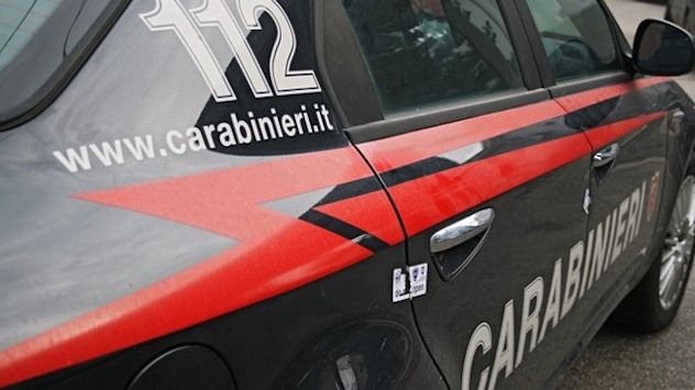 Milano: tenta di gettarsi dal quinto piano di un palazzo, carabinieri salvano 89enne