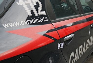 Milano: tenta di gettarsi dal quinto piano di un palazzo, carabinieri salvano 89enne