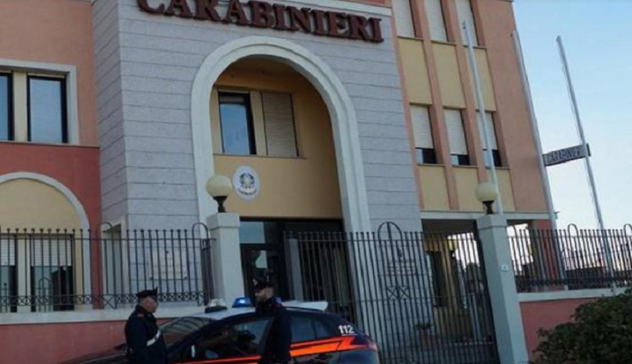 Arzachena. Aggredisce la moglie davanti ai figli, poi scappa