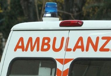 Investe e uccide accidentalmente la moglie mentre fa retromarcia