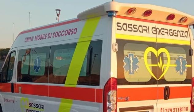 Attentato incendiario a Tissi, ambulanza devastata dal fuoco