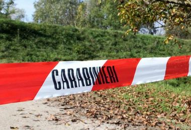 Arezzo, donna trovata morta in un campo: si indaga per omicidio