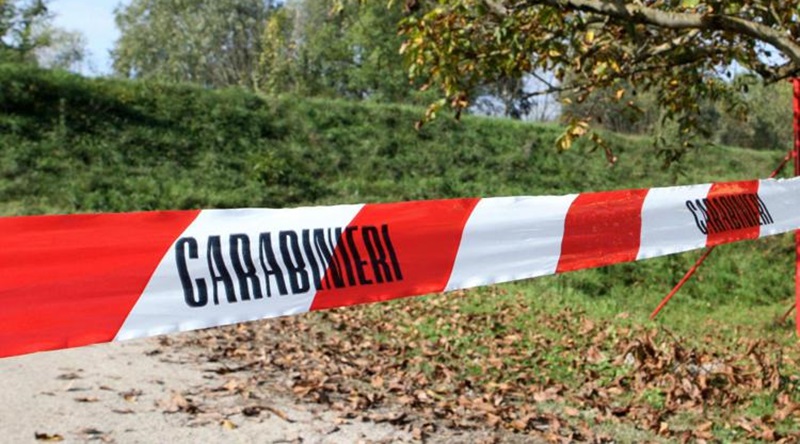 Arezzo, donna trovata morta in un campo: si indaga per omicidio