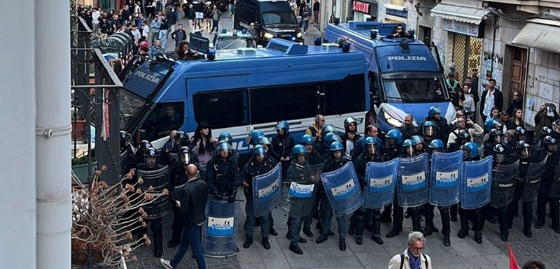 Cagliari. Polizia blocca il corteo pro Palestina: attimi di tensione