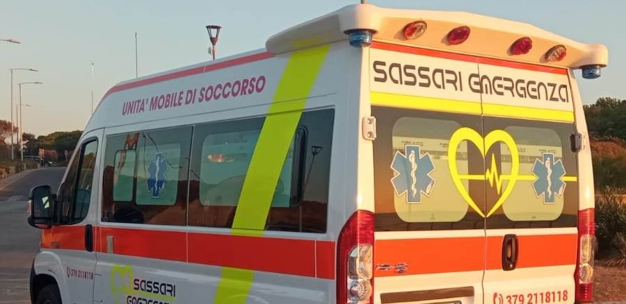 Attentato incendiario a Tissi, ambulanza devastata dal fuoco