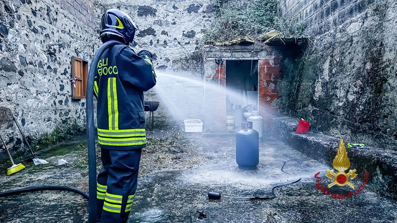 La bombola va in fiamme nel cortile: intervento in una chiesetta di Ghilarza