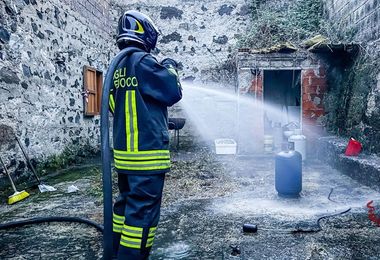 La bombola va in fiamme nel cortile: intervento in una chiesetta di Ghilarza