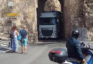 Cagliari. Tir rimane incastrato nella porta di S'Avanzada a Castello