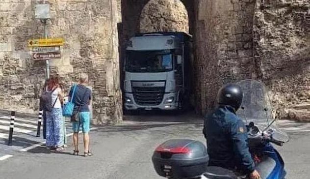 Cagliari. Tir rimane incastrato nella porta di S'Avanzada a Castello