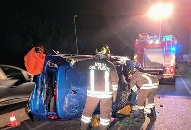 Scontro fra due auto a Elmas, una si ribalta: soccorsa 67enne