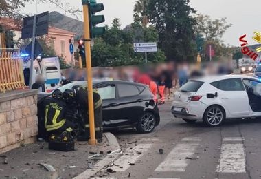 Carbonia: sette persone in ospedale dopo un frontale fra 2 auto