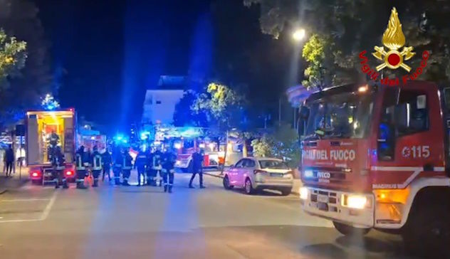 Incendio invade hotel: famiglia con bimbo piccolo salvata dai Vigili del fuoco