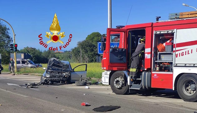 Scontro tra due auto a Sassari, conducente estratto dalle lamiere