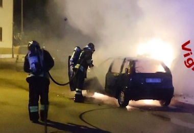 La Maddalena. Auto divorata dal fuoco nella notte, indagini in corso