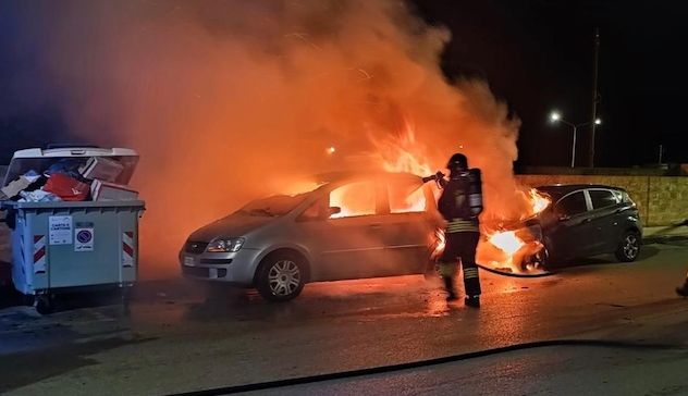 Auto a fuoco nella notte a Sassari | FOTO