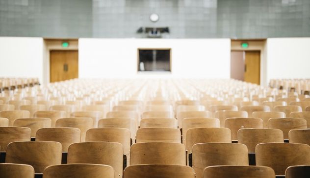 Università Cagliari. Precipita pezzo di cemento dal soffitto, lezioni sospese