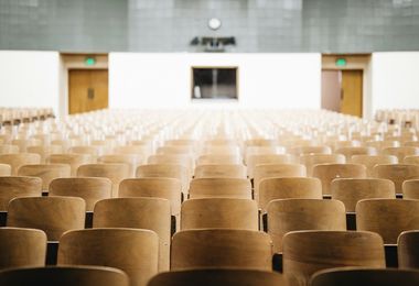 Università Cagliari. Precipita pezzo di cemento dal soffitto, lezioni sospese