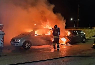 Auto a fuoco nella notte a Sassari | FOTO