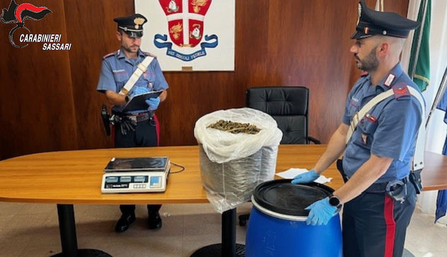 Sassari. Nascondeva 5 chili di marijuana in camera da letto, arrestato