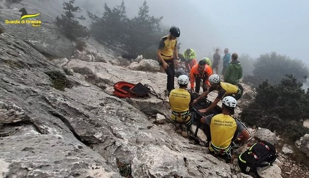 Nebbia fitta ostacola elisoccorso a Cala Gonone: intervento via mare per salvare un uomo